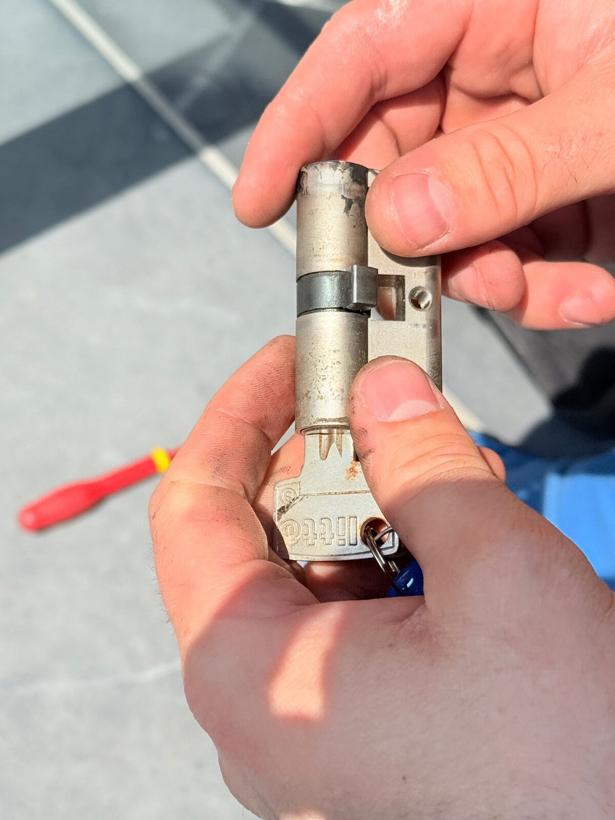 Veiligheidscilinder met sleutel in de hand van de slotenmaker